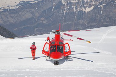 Flumserberg - 25 Mart: Swiss acil servis Rega performans gösteren eğitim egzersiz kayak alanında Flumserberg, İsviçre üzerinde 25 Mart 2018 tanımlanamayan pilotlar. 