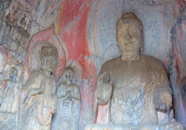 Ünlü Longmen Grottoes (Çin 'in Hennn eyaleti Luoyang yakınlarındaki anıt kayaya oyulmuş Buda ve Bodhisattvas heykelleri))