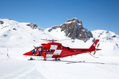 Flumserberg - 25 Mart: Swiss acil servis Rega performans gösteren eğitim egzersiz kayak alanında Flumserberg, İsviçre üzerinde 25 Mart 2018 tanımlanamayan pilotlar. 