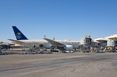 Riyad - 01 Mart 2016 'da Riyad King Khalid Havalimanı' ndan kalkmaya hazırlanan uçaklar Riyad, Suudi Arabistan 'da. Riyad Havalimanı Suudi Arabistan Havayollarının ana limanıdır..