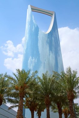 Riyad - Ağustos 21: Krallık kule 21 Ağustos 2016 Riyadh, Suudi Arabistan. Krallık kule bir iş ve Kongre Merkezi, shoping alışveriş merkezi ve Riyad şehir ana yerlerinden biridir