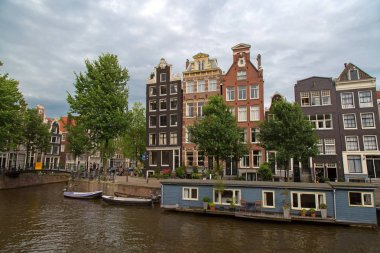 Amsterdam - 10 Temmuz: Kanalları on 10 Temmuz 2016 Amsterdam City Amsterdam, Hollanda. Geleneksel Hollanda evleri tarafından çevrelenmiş şehir tarihi Kanallar Amsterdam ana konumlar biridir.