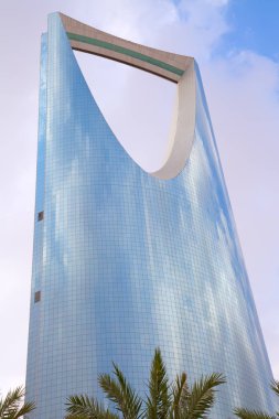 RIYADH - 22 Ağustos 2016 tarihinde Riyad, Suudi Arabistan 'da Krallık Kulesi. Krallık Kulesi bir ticaret ve fuar merkezi, alışveriş merkezi ve Riyad şehrinin ana simgelerinden biridir.