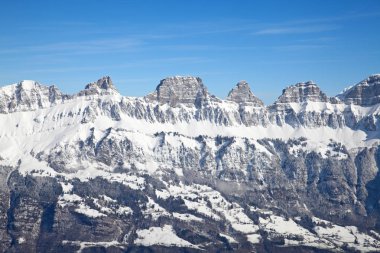 Kayak merkezi Flumserberg 'in yamacında. İsviçre