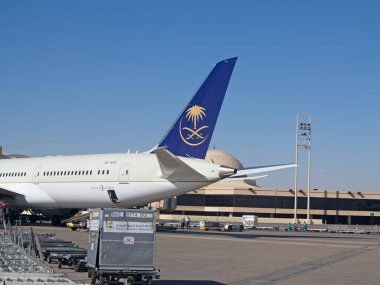 Riyad - 01 Mart 2016 'da Riyad King Khalid Havalimanı' ndan kalkmaya hazırlanan uçaklar Riyad, Suudi Arabistan 'da. Riyad Havalimanı Suudi Arabistan Havayollarının ana limanıdır..