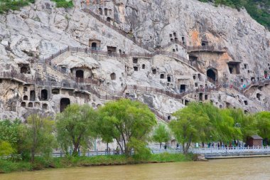 Ünlü Longmen Grottoes (Çin 'in Hennn eyaleti Luoyang yakınlarındaki anıt kayaya oyulmuş Buda ve Bodhisattvas heykelleri))