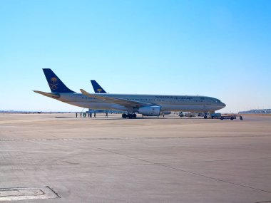 Riyad - 01 Mart 2016 'da Riyad King Khalid Havalimanı' ndan kalkmaya hazırlanan uçaklar Riyad, Suudi Arabistan 'da. Riyad Havalimanı Suudi Arabistan Havayollarının ana limanıdır..