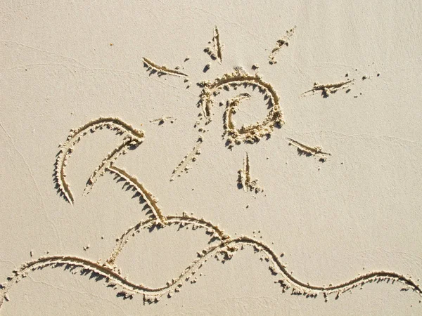 Semplice Sole Isola Disegno Sulla Sabbia Sulla Spiaggia — Foto Stock