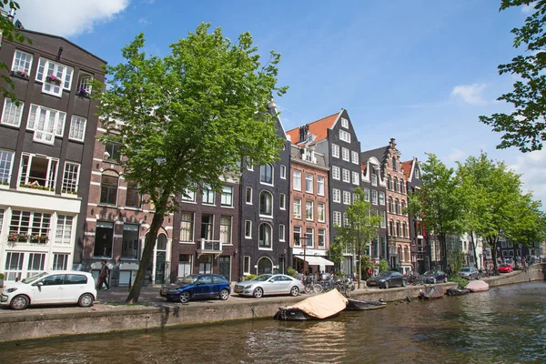 アムステルダム 2016 日オランダ アムステルダムのアムステルダム市の運河 伝統的なオランダの家に囲まれた都市の歴史的な運河はアムステルダムの主要観光スポットの一つ — ストック写真