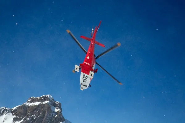 Flumserberg 3月25日 瑞士紧急服务的不明的飞行员 Rega 在瑞士 Flumserberg 滑雪区执行训练演习 2018年3月25日 — 图库照片