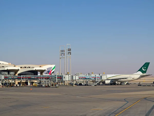 リヤド 3月1日 サウジアラビアのリヤドで2016年3月1日にリヤドキングハリド空港で離陸する準備をしている飛行機 リヤド空港はサウジアラビア航空のホームポートです — ストック写真