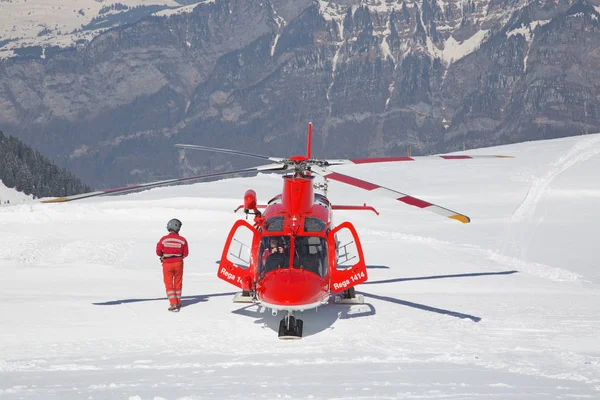 スイスの緊急時サービス レガ実行訓練 2018 日のスイスのスキー場での正体不明のパイロット — ストック写真
