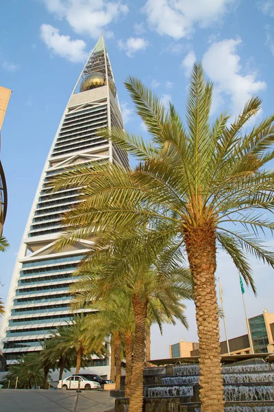 リヤド ファイサリア タワー正面 2016 日にリヤド サウジアラビア ファイサリア タワーズは高級ホテル サウジアラビアの最も特徴的な高層ビルです — ストック写真
