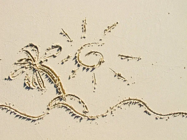 Semplice Sole Isola Disegno Sulla Sabbia Sulla Spiaggia — Foto Stock