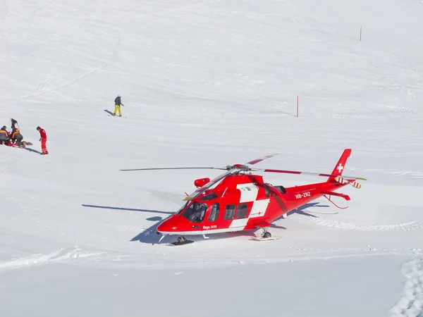 Flumserberg Março Helicóptero Resgate Pronto Para Evacuar Esquiador Após Grande Fotos De Bancos De Imagens