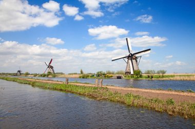Hollanda Kinderdijk yakınlarında antik yel değirmenleri