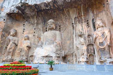 Ünlü Longmen Grottoes (Çin 'in Hennn eyaleti Luoyang yakınlarındaki anıt kayaya oyulmuş Buda ve Bodhisattvas heykelleri))