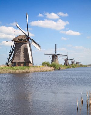 Hollanda Kinderdijk yakınlarında antik yel değirmenleri