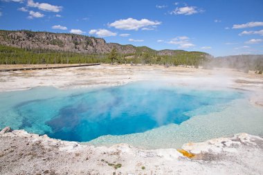 Yellowstone Ulusal Parkı 'ndaki kara kum gayzer havzası, ABD