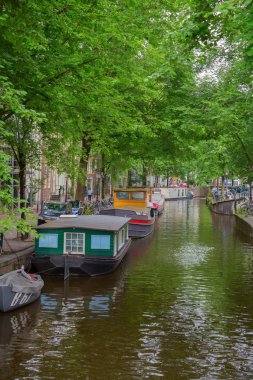 Amsterdam - 10 Temmuz: Kanalları on 10 Temmuz 2016 Amsterdam City Amsterdam, Hollanda. Geleneksel Hollanda evleri tarafından çevrelenmiş şehir tarihi Kanallar Amsterdam ana konumlar biridir.