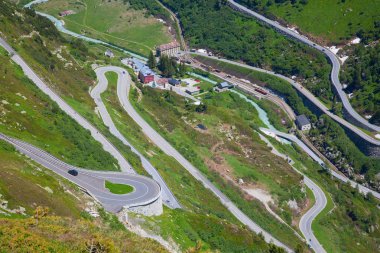 Serpentine Yolu Alp geçidi Furka ve Grimsel 'i geçiyor.