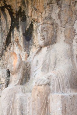 Ünlü Longmen Grottoes (Çin 'in Hennn eyaleti Luoyang yakınlarındaki anıt kayaya oyulmuş Buda ve Bodhisattvas heykelleri))