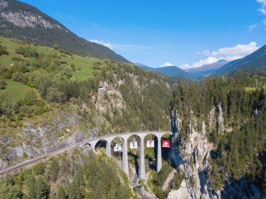 Ünlü Landwasser viyadük İsviçre Alplerinde Filisur kasabasının yakınlarında