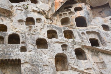 Ünlü Longmen Grottoes (Çin 'in Hennn eyaleti Luoyang yakınlarındaki anıt kayaya oyulmuş Buda ve Bodhisattvas heykelleri))