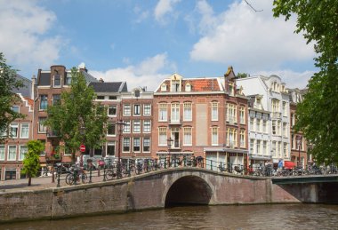 Amsterdam - 10 Temmuz: Kanalları on 10 Temmuz 2016 Amsterdam City Amsterdam, Hollanda. Geleneksel Hollanda evleri tarafından çevrelenmiş şehir tarihi Kanallar Amsterdam ana konumlar biridir.