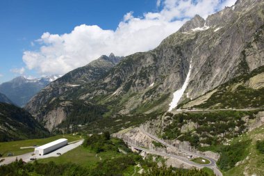 Serpentine Yolu Alp geçidi Furka ve Grimsel 'i geçiyor.