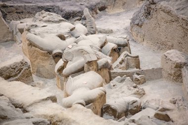 XIAN, Çin - 8 Ekim 2017: Xi 'an, Çin' deki ünlü Terracotta Ordusu. Çin 'in ilk imparatoru Qin Shi Huang' ın mozolesinde zırhlı adam ve at heykelleri koleksiyonu var..