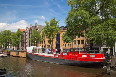 Amsterdam - 10 Temmuz: Kanalları on 10 Temmuz 2016 Amsterdam City Amsterdam, Hollanda. Geleneksel Hollanda evleri tarafından çevrelenmiş şehir tarihi Kanallar Amsterdam ana konumlar biridir.