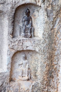 Ünlü Longmen Grottoes (Çin 'in Hennn eyaleti Luoyang yakınlarındaki anıt kayaya oyulmuş Buda ve Bodhisattvas heykelleri))