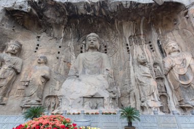 Ünlü Longmen Grottoes (Çin 'in Hennn eyaleti Luoyang yakınlarındaki anıt kayaya oyulmuş Buda ve Bodhisattvas heykelleri))