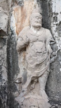 Ünlü Longmen Grottoes (Çin 'in Hennn eyaleti Luoyang yakınlarındaki anıt kayaya oyulmuş Buda ve Bodhisattvas heykelleri))