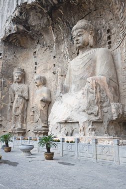 Ünlü Longmen Grottoes (Çin 'in Hennn eyaleti Luoyang yakınlarındaki anıt kayaya oyulmuş Buda ve Bodhisattvas heykelleri))