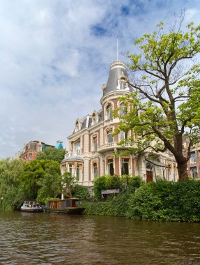 Amsterdam - 10 Temmuz: Kanalları on 10 Temmuz 2016 Amsterdam City Amsterdam, Hollanda. Geleneksel Hollanda evleri tarafından çevrelenmiş şehir tarihi Kanallar Amsterdam ana konumlar biridir.