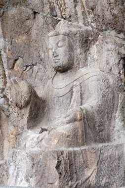 Ünlü Longmen Grottoes (Çin 'in Hennn eyaleti Luoyang yakınlarındaki anıt kayaya oyulmuş Buda ve Bodhisattvas heykelleri))