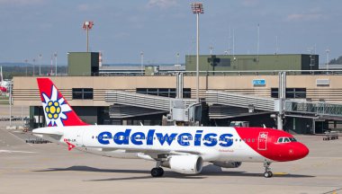 Zürih - Eylül 08: uçak almak için kapalı Terminal A, Zurich Airport 8 Eylül 2018 Zürih, İsviçre'hazırlanıyor. Zürih Havaalanı İsviçre hava ve bir Avrupa Hub için ev limanıdır.