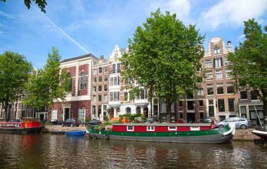 Amsterdam - 10 Temmuz: Kanalları on 10 Temmuz 2016 Amsterdam City Amsterdam, Hollanda. Geleneksel Hollanda evleri tarafından çevrelenmiş şehir tarihi Kanallar Amsterdam ana konumlar biridir.