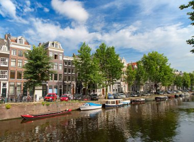 Amsterdam - 10 Temmuz: Kanalları on 10 Temmuz 2016 Amsterdam City Amsterdam, Hollanda. Geleneksel Hollanda evleri tarafından çevrelenmiş şehir tarihi Kanallar Amsterdam ana konumlar biridir.