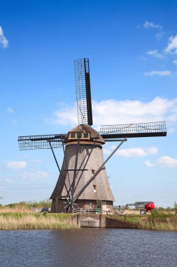Hollanda Kinderdijk yakınlarında antik yel değirmenleri