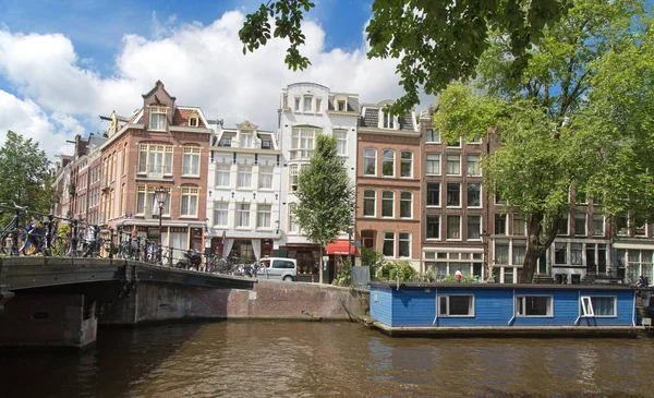 阿姆斯特丹 2016 日在阿姆斯特丹 荷兰阿姆斯特丹市的运河 该市四面荷兰民居在历史运河是阿姆斯特丹的主要景点之一 — 图库照片