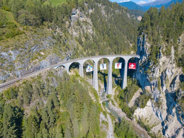 Famoso Viaduto Landwasser Nas Proximidades Cidade Filisur Nos Alpes Suíços — Fotografia de Stock