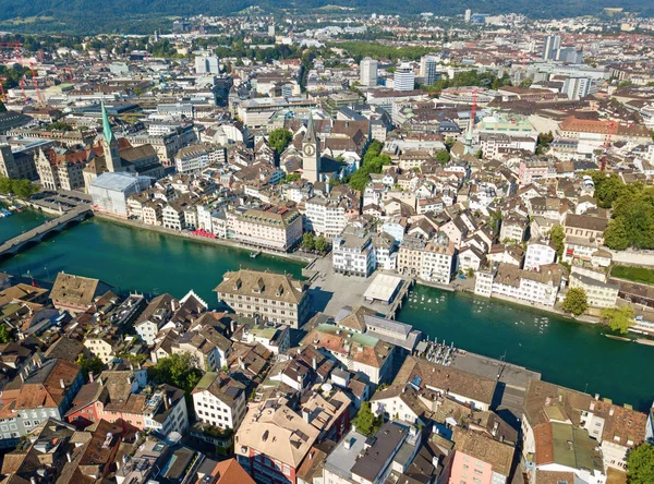 Limmat Nehri Ünlü Zürih Kiliseleri — Stok fotoğraf