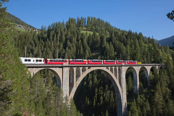 Híres Wiesener Viadukt Vonaton Davos Filisur Svájci Alpokban — Stock Fotó