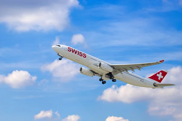 Zurich Setembro Aviões Preparando Para Decolar Terminal Aeroporto Zurique Setembro — Fotografia de Stock