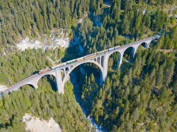 Híres Wiesener Viadukt Vonaton Davos Filisur Svájci Alpokban — Stock Fotó