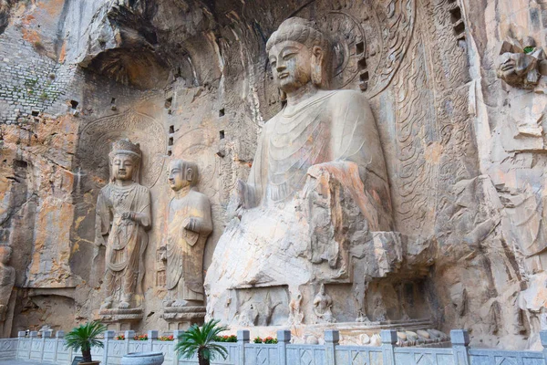 龙门石窟 佛像和菩萨塑像 刻在河南省洛阳附近的岩石上 — 图库照片