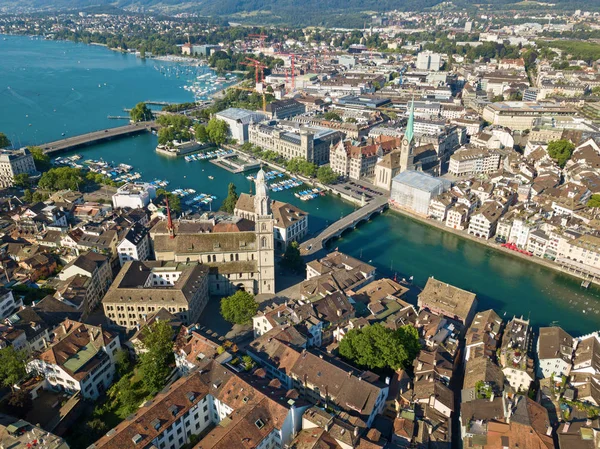 Río Limmat Famosas Iglesias Zurich — Foto de Stock